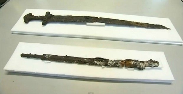 Īrijā atrasts vikingu zobens.