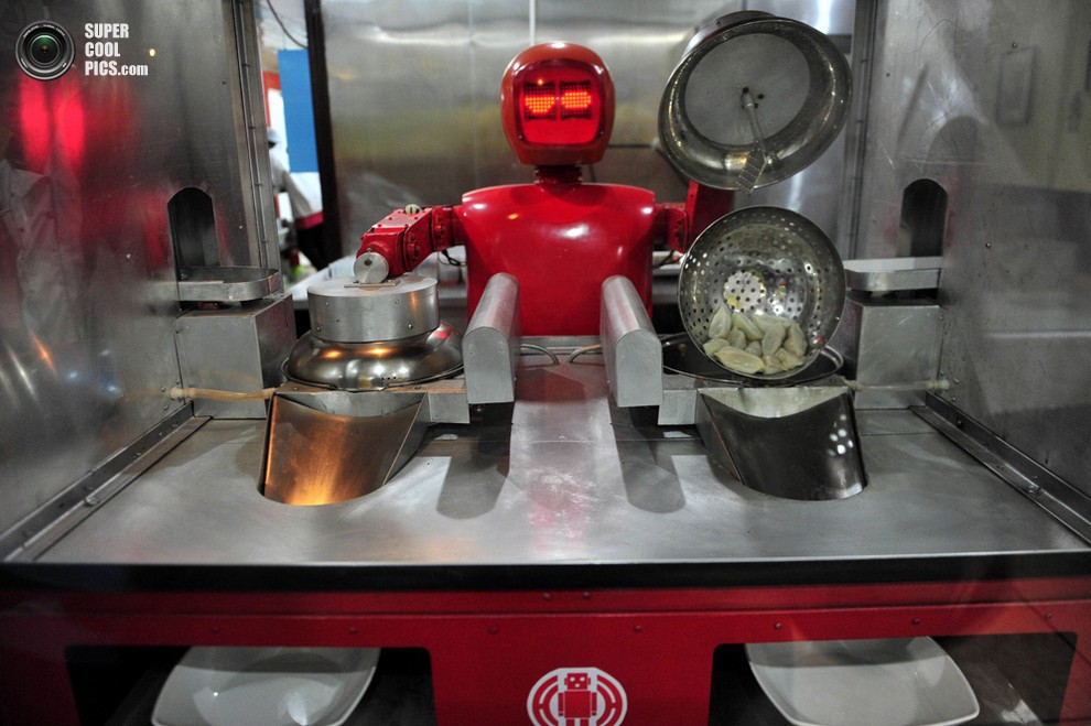 Ķīnas restorāna robotizētais personāls